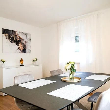 Geraeumige 120qm Maisonette Mit Balkon Wehome Komfort *